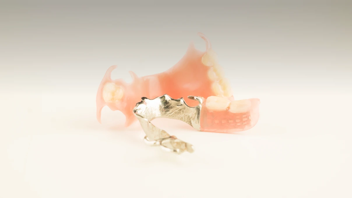 Un entretien régulier est indispensable pour préserver la durée de vie des prothèses amovibles.